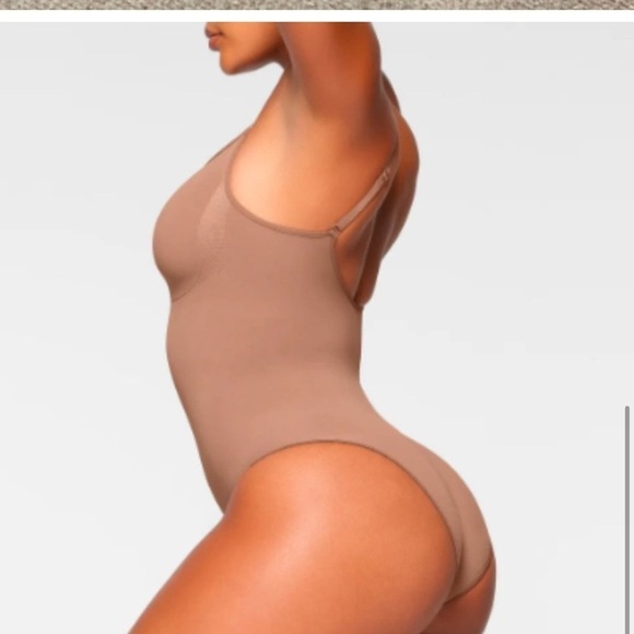 1154 NWOT ~ SKIMS Brief Bodysuit Small - Picture 4 of 5
